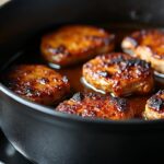 découvrez comment une cocotte en fonte sublime la cuisson de la viande en caramélisant parfaitement ses sucs pour des plats riches en saveurs.
