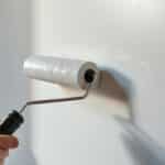 découvrez comment l'application d'un primaire d'accrochage assure une adhérence optimale de la peinture sur les murs lisses pour un rendu durable et impeccable.