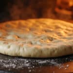 la pierre à pizza absorbe l'humidité excédentaire des pâtes à pain fines, garantissant une cuisson parfaite avec une croûte croustillante et légère.
