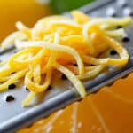 le zesteur microplane râpe finement l'écorce des agrumes, capturant uniquement la partie colorée pour éviter l'amertume de l'albédo. parfait pour sublimer vos recettes avec précision.