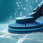 découvrez comment le balai aspirateur permet de nettoyer efficacement et mécaniquement le revêtement de fond des piscines en béton pour une eau claire et un entretien facilité.